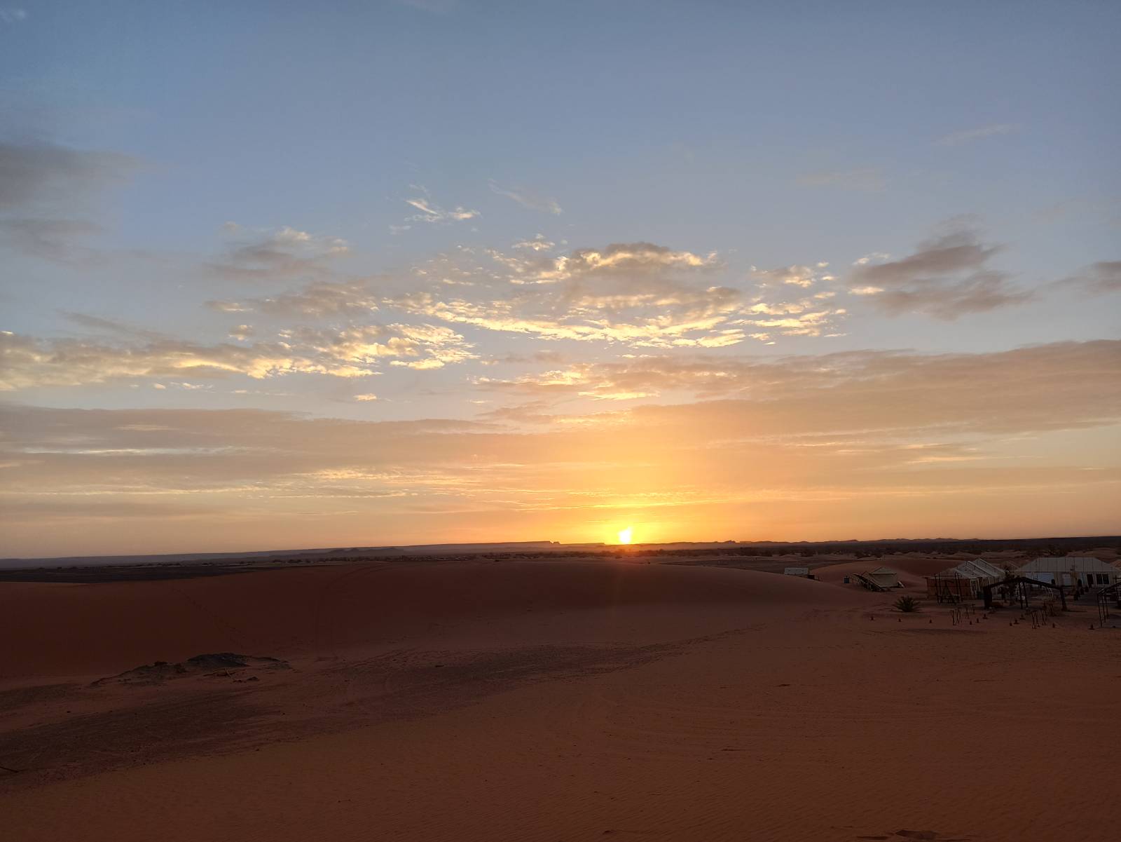Couché de soleil dans le désert de Merzouga au Maroc