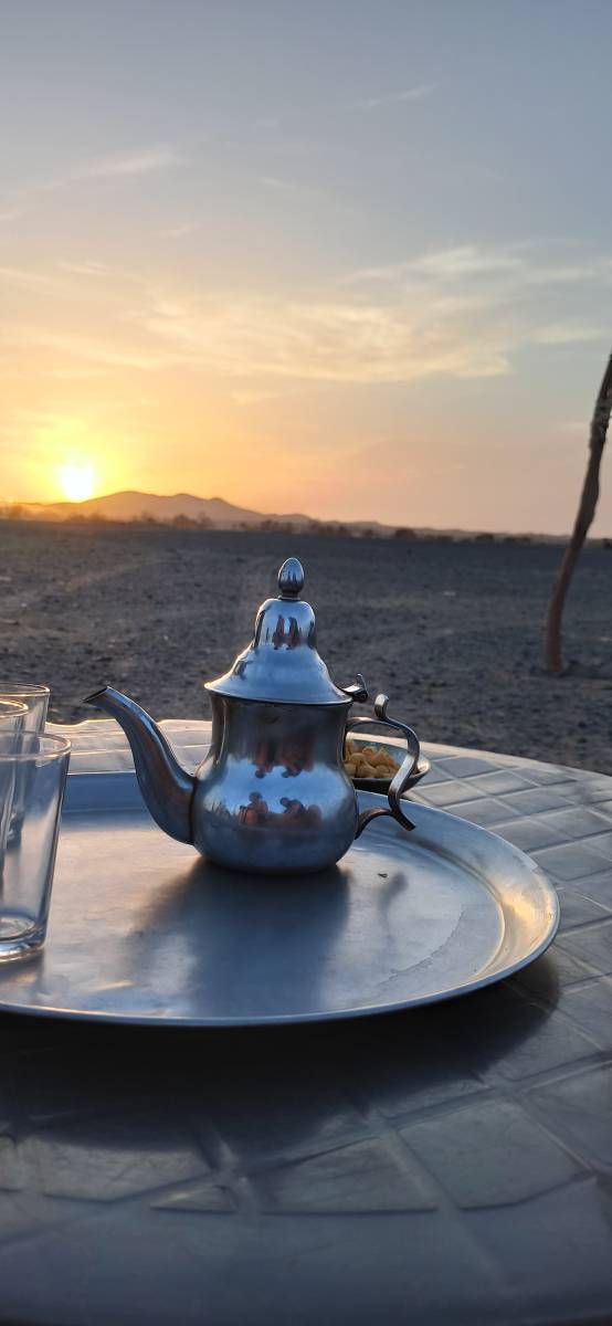 Thé du Marocain dans le desert de Merzouga au Maroc