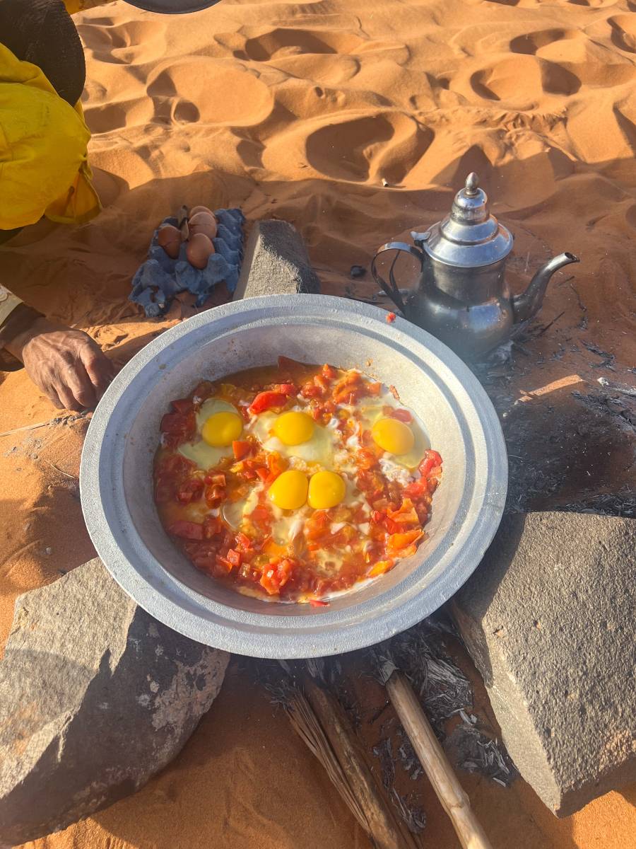repas apres un campement dans le desert