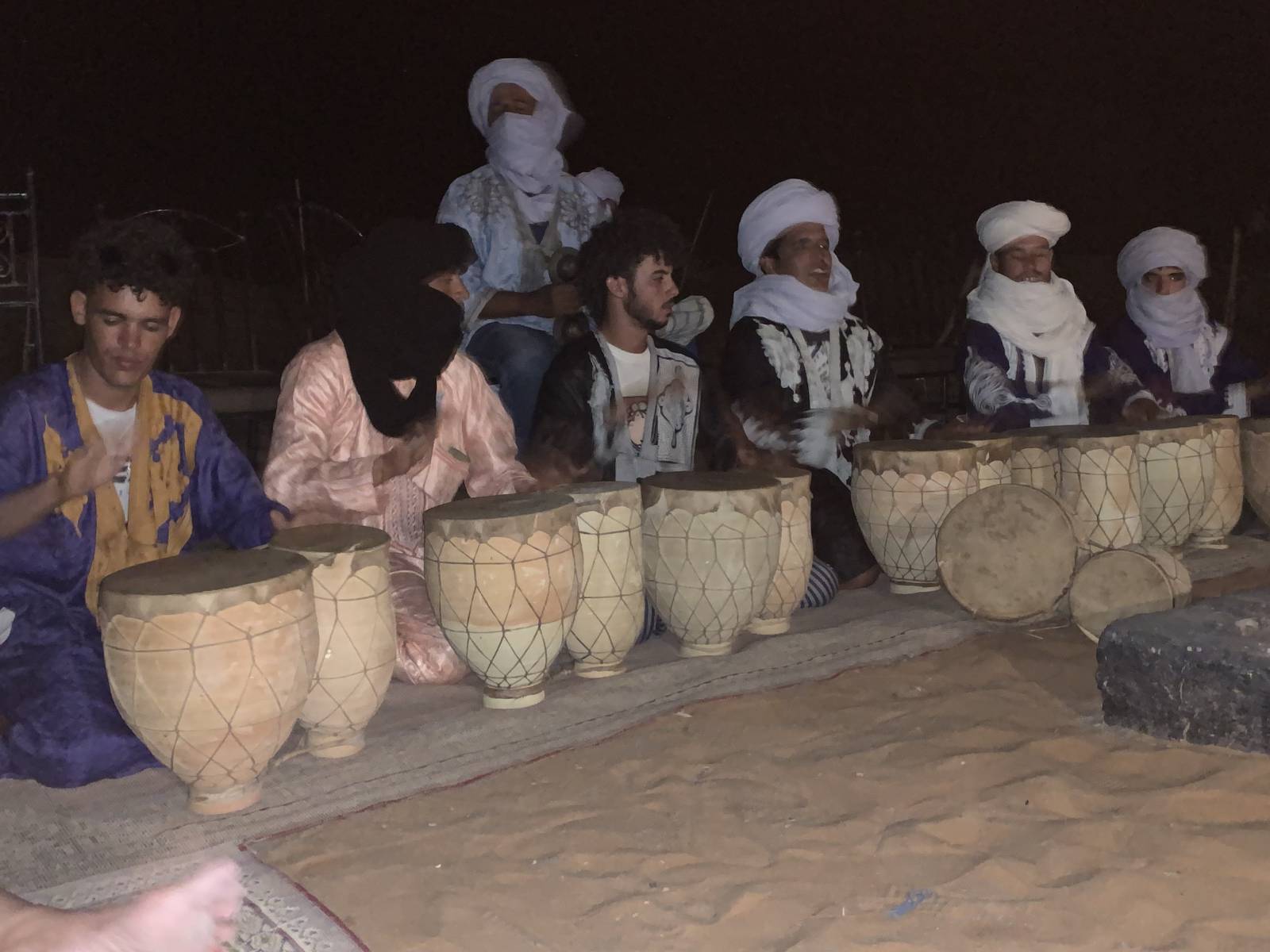 Berbere jouant de la musique dans le désert de Merzouga