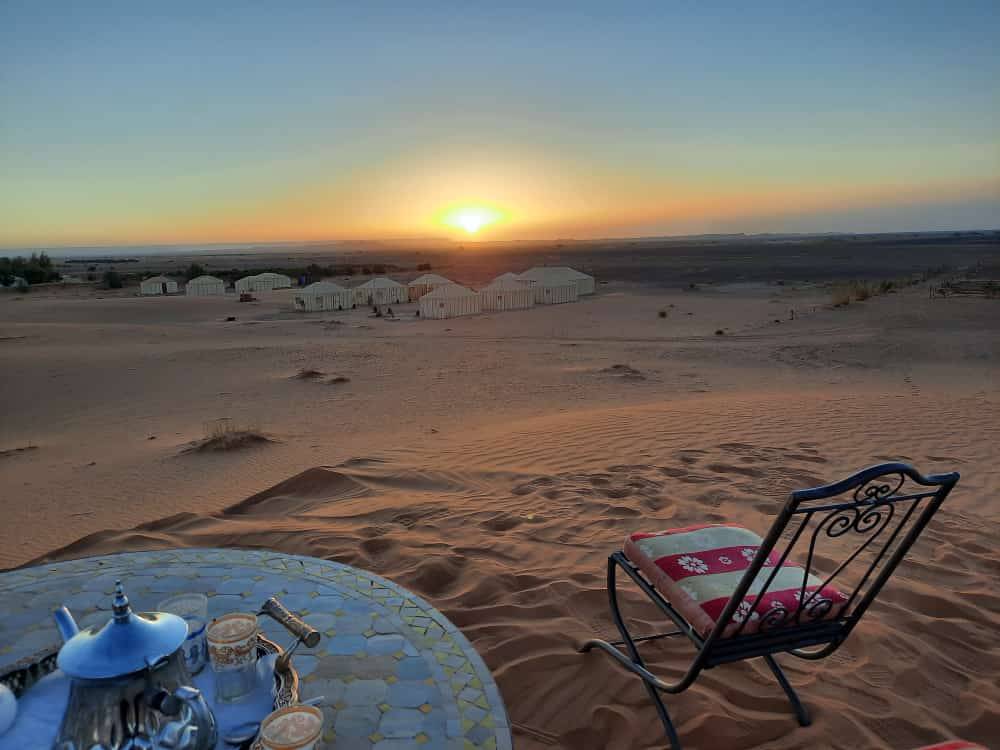 Couché du soleil dans le desert de merzouga