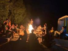 Soirée feu de camps et musique dans le désert du Maroc