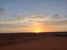 Couché de soleil dans le désert de Merzouga au Maroc