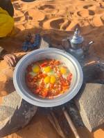 repas apres un campement dans le desert