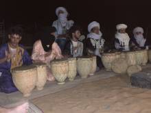 Berbere jouant de la musique dans le désert de Merzouga